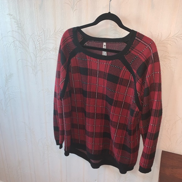 Leo & Nicole Sweaters - Buffalo Plaid Sweater.